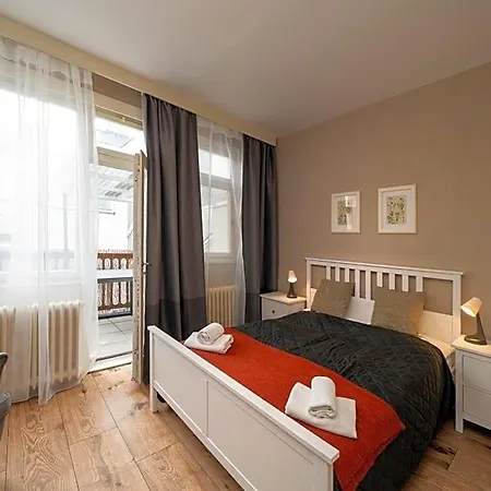 New Town - Apple 3* براغ